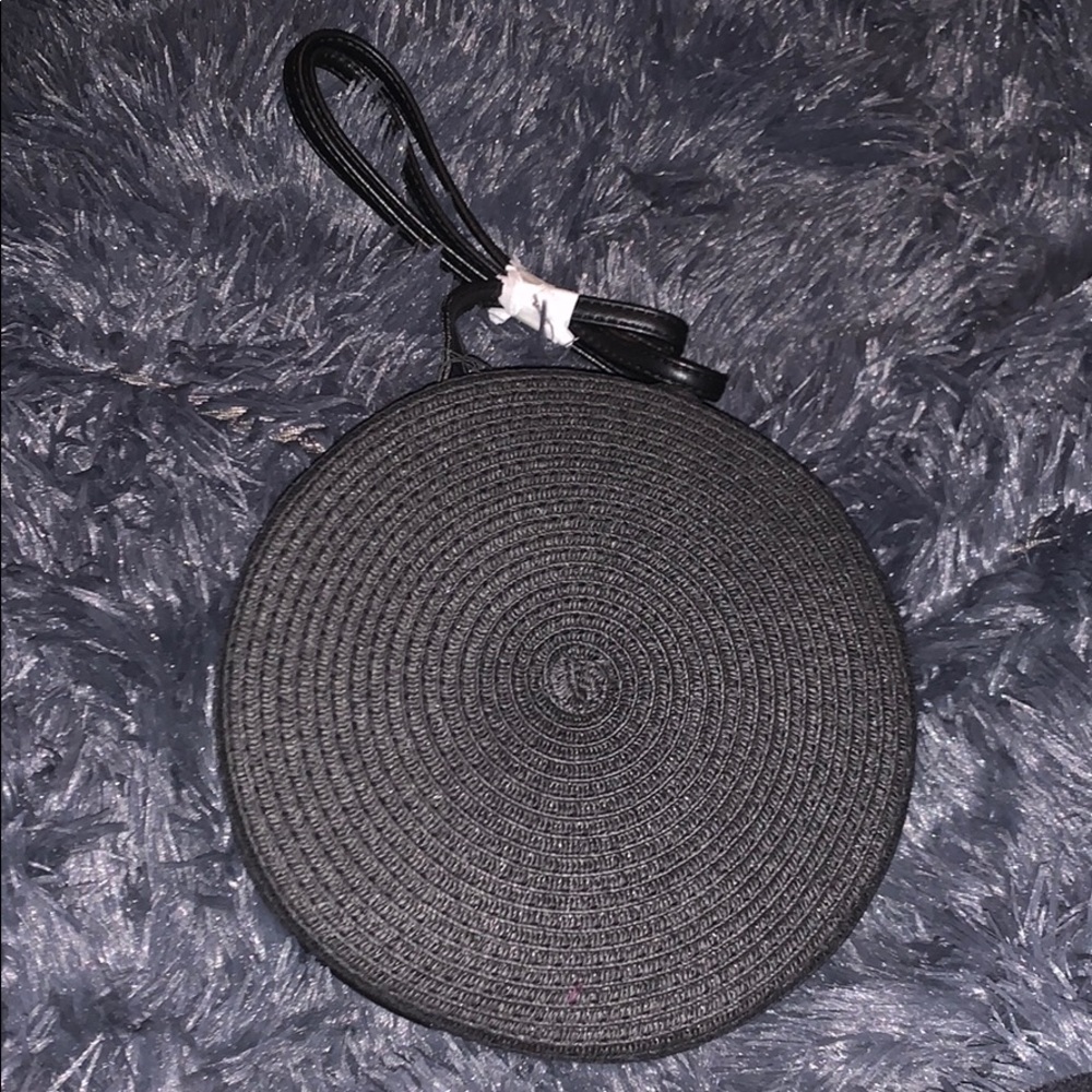 Round straw crossbody bag